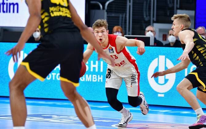 BAMBERG 30 04 2021 Basketball easycredit 1 Basketball Bundesliga 31 matchday Brose Bamberg vs MHP Riesen Luswigsburg Bennet Hundt 33, Brose Bamberg moves to the basket against Johannes Patrick 6, MHP Riesen Ludwigsburg photo Hans Martin Issler isslerimages Brose Bamberg vs MHP Riesen Luswigsburg