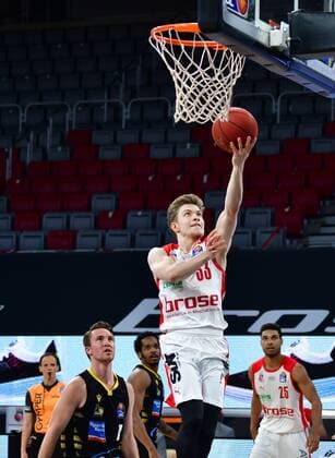 BAMBERG 30 04 2021 Basketball easycredit 1 Basketball Bundesliga 31 Matchday Brose Bamberg vs MHP Riesen Luswigsburg Bennet Hundt 33, Brose Bamberg with a basket against Jordan Hulls 1, MHP Riesen Ludwigsburg Photo Hans Martin Issler isslerimages Brose Bamberg vs MHP Riesen Luswigsburg