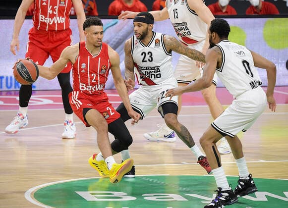 30 04 2021, xemx, Basketball Turkish Airlines Euroleague Game 4, FC Bayern Muenchen Basketball AX Armani Exchange Milan emspor, v l Wade Baldwin FC Bayern Basketball , Malcolm Delaney AX Armani Exchange Milan , Kevin Punter AX Armani Exchange Milan duel, duel, fight, tackle Muenchen