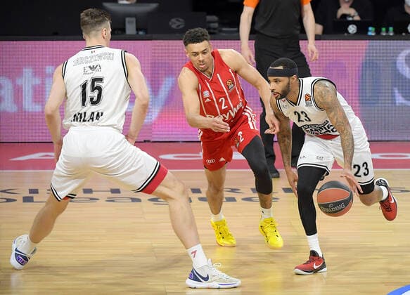 30 04 2021, xemx, Basketball Turkish Airlines Euroleague Game 4, FC Bayern Muenchen Basketball AX Armani Exchange Milan emspor, v l Kaleb Tarczewski AX Armani Exchange Milan , Wade Baldwin FC Bayern Basketball , Malcolm Delaney AX Armani Exchange Milan duel, duel, fight, tackle Muenchen