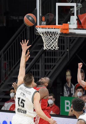 30 04 2021, xemx, basketball Turkish Airlines Euroleague game 4, FC Bayern Muenchen basketball AX Armani Exchange Milan emspor, v l Kaleb Tarczewski AX Armani Exchange Milan , Jalen Reynolds FC Bayern Basketball duel, duel, fight, tackle Muenchen