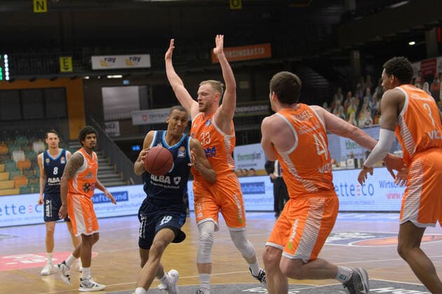 Louis OLINDE 19 Alba Berlin , Robin CHRISTEN 33 Rasta Vechta Rasta Vechta vs Alba Berlin, Basketball, easyCredit BBL Bundesliga, 30 04 2021, 31 Matchday, Season 2020 2021 Copyright xErikxHillmer EIBNERx EP ehr Rasta Vechta vs Alba Berlin, Basketball, easyCredit BBL Bundesliga, 30 04 2021, 31 Matchday, Season 2020 2021 Vechta Copyright: xErikxHillmer EIBNERx EP_ehr
