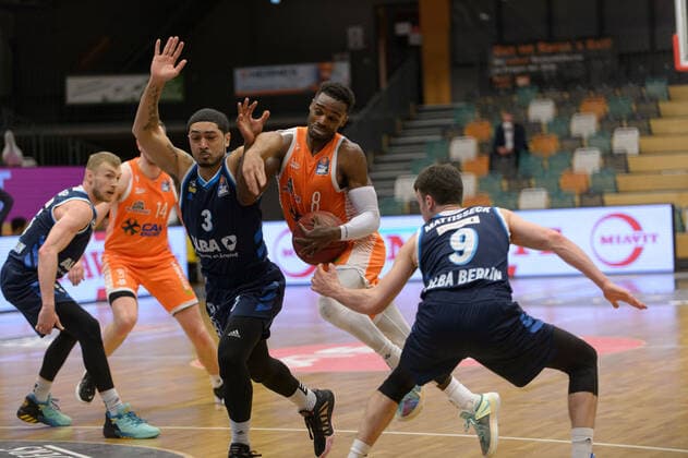 Sports, highlight Josh YOUNG 8 Rasta Vechta tries to break through against Peyton SIVA 3 Alba Berlin and Jonas MATTISSECK 9 Alba Berlin Rasta Vechta vs Alba Berlin, Basketball, easyCredit BBL Bundesliga, 30 04 2021, 31 Matchday, Season 2020 2021 Copyright xErikxHillmer EIBNERx EP ehr Rasta Vechta vs Alba Berlin, Basketball, easyCredit BBL Bundesliga, 30 04 2021, 31 Matchday, Season 2020 2021 Vechta Copyright: xErikxHillmer EIBNERx EP_ehr