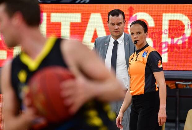BAMBERG 30 04 2021 Basketball easycredit 1 Basketball Bundesliga 31 Matchday Brose Bamberg vs MHP Riesen Luswigsburg Headcoach Johan Roijakkers Brose Bamberg and referee Anne Panther watched the game Photo Hans Martin Issler isslerimages Brose Bamberg vs MHP Riesen Luswigsburg
