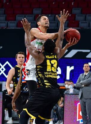 BAMBERG 30 04 2021 basketball easycredit 1 basketball Bundesliga 31 matchday Brose Bamberg vs MHP Riesen Luswigsburg Yorman Polas Bartolo 13, MHP Riesen Ludwigsburg fouls Dominic Lockhart 3, Brose Bamberg photo Hans Martin Issler isslerimages Brose Bamberg vs MHP Riesen Luswigsburg
