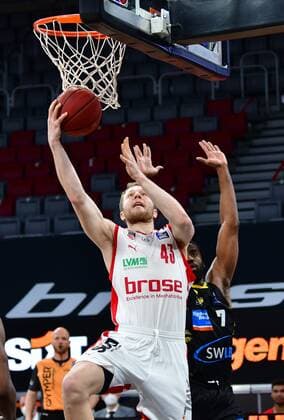 BAMBERG 30 04 2021 Basketball easycredit 1 Basketball Bundesliga 31 Matchday Brose Bamberg vs MHP Riesen Luswigsburg Christian Sengfelder 43, Brose Bamberg with a basket against Jamel McLean 7, MHP Riesen Ludwigsburg Photo Hans Martin Issler isslerimages Brose Bamberg vs MHP Riesen Luswigsburg