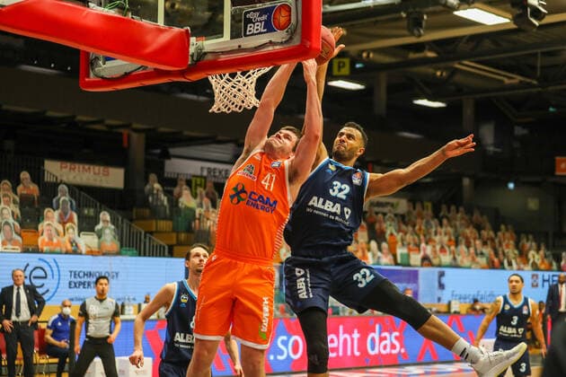 Basketball Bundesliga 31 Matchday RASTA Vechta ALBA Berlin on 30 04 2021 at the RASTA Dome in Vechta Johannes Thiemann Alba Berlin 32 tries to block against Will Vorhees Rasta Vechta 41 UR