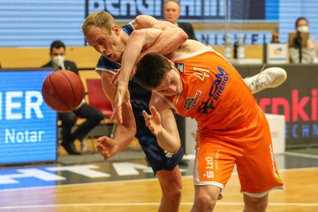 Basketball Bundesliga 31 Matchday RASTA Vechta ALBA Berlin on 30 04 2021 at the RASTA Dome in Vechta Luke Sikma Alba Berlin 43 against Will Vorhees Rasta Vechta 41 UR