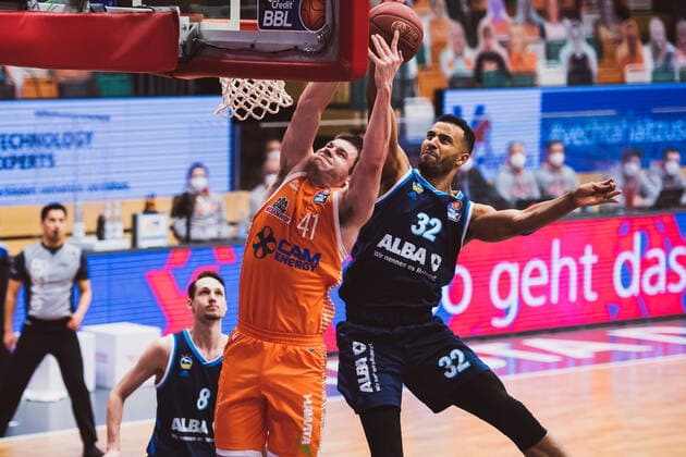 easyCredit BBL 31 Matchday RASTA Vechta vs ALBA BERLIN, 30 04 2021 Will Vorhees RASTA Vechta, 41 , Johannes Thiemann ALBA BERLIN, 32 easyCredit BBL 31 Matchday RASTA Vechta vs ALBA BERLIN on 30 04 2021 in Vechta RASTA Dome , Germany, Copyright: xBEAUTIFULxSPORTS Neddermannx