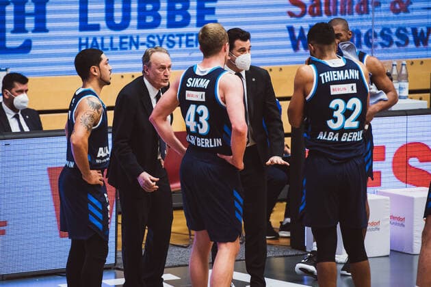 easyCredit BBL 31 Matchday RASTA Vechta vs ALBA BERLIN, 30 04 2021 Peyton Siva ALBA BERLIN, 3 , Alejandro Aito Garcia Reneses ALBA BERLIN, Head Coach , Luke Sikma ALBA BERLIN, 43 , Johannes Thiemann ALBA BERLIN, 32 easyCredit BBL 31 Matchday RASTA Vechta vs ALBA BERLIN on 30 04 2021 in Vechta RASTA Dome , Germany, Copyright: xBEAUTIFULxSPORTS Neddermannx