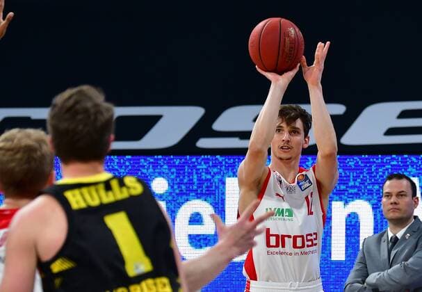 BAMBERG 30 04 2021 Basketball easycredit 1 Basketball Bundesliga 31 matchday Brose Bamberg vs MHP Riesen Luswigsburg Moritz Pleschner 12, Brose Bamberg throws drier vs Jordan Hulls 1, MHP Riesen Ludwigsburg photo Hans Martin Issler isslerimages Brose Bamberg vs MHP Riesen Luswigsburg
