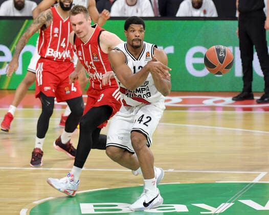 30 04 2021, xemx, basketball Turkish Airlines Euroleague game 4, FC Bayern Muenchen basketball AX Armani Exchange Milan emspor, v l Leon Radosevic FC Bayern Basketball , Kyle Hines AX Armani Exchange Milan duel, duel, fight, tackle Muenchen