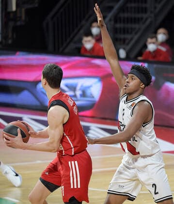 30 04 2021, xemx, Basketball Turkish Airlines Euroleague Game 4, FC Bayern Muenchen Basketball AX Armani Exchange Milan emspor, v l Vladimir Lucic FC Bayern Basketball , Zach Leday AX Armani Exchange Milan Muenchen