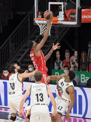 30 04 2021, xemx, Basketball Turkish Airlines Euroleague Game 4, FC Bayern Muenchen Basketball AX Armani Exchange Milan emspor, v l Yes Juan Johnson FC Bayern Basketball with Korbleger Muenchen