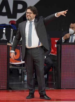 30 04 2021, xemx, Basketball Turkish Airlines Euroleague Game 4, FC Bayern Muenchen Basketball AX Armani Exchange Milan emspor, v l Head Coach Andrea Trinchieri FC Bayern Basketball gives instructions, gestures with arms, gesticulate, gives instructions Muenchen