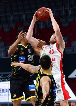 BAMBERG 30 04 2021 Basketball easycredit 1 Basketball Bundesliga 31 matchday Brose Bamberg vs MHP Riesen Luswigsburg Desi Rodriguez 20, MHP Riesen Ludwigsburg fouls Christian Sengfelder 43, Brose Bamberg photo Hans Martin Issler isslerimages Brose Bamberg vs MHP Riesen Luswigsburg