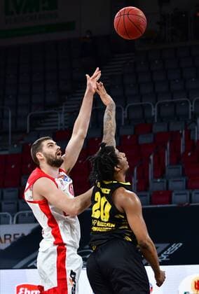 BAMBERG 30 04 2021 basketball easycredit 1 basketball Bundesliga 31 matchday Brose Bamberg vs MHP Riesen Luswigsburg David Kravish 45, Brose Bamberg throws against Desi Rodriguez 20, MHP Riesen Ludwigsburg photo Hans Martin Issler isslerimages Brose Bamberg vs MHP Riesen Luswigsburg