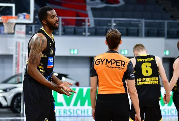 BAMBERG 30 04 2021 basketball easycredit 1 basketball Bundesliga 31 matchday Brose Bamberg vs MHP Riesen Luswigsburg Jamel McLean 7, MHP Riesen Ludwigsburg discusses with referee Anne Panther photo Hans Martin Issler isslerimages Brose Bamberg vs MHP Riesen Luswigsburg
