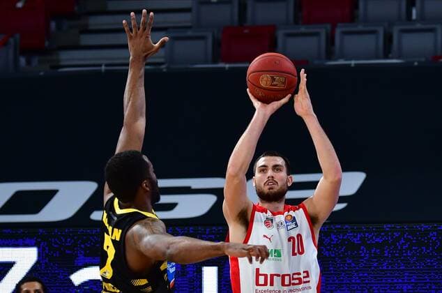 BAMBERG 30 04 2021 basketball easycredit 1 basketball Bundesliga 31 matchday Brose Bamberg vs MHP Riesen Luswigsburg Chase Fieler 20, Brose Bamberg throws against Jamel McLean 7, MHP Riesen Ludwigsburg photo Hans Martin Issler isslerimages Brose Bamberg vs MHP Riesen Luswigsburg