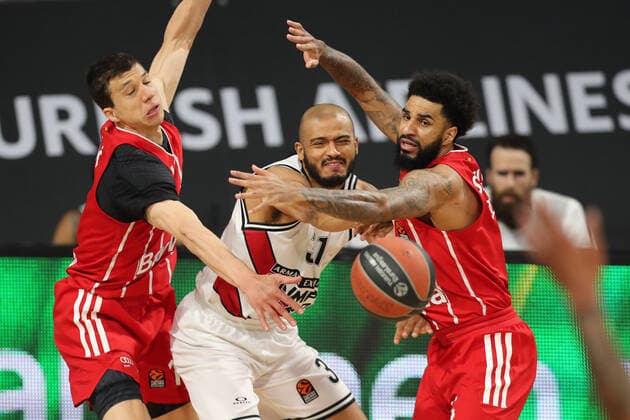 Vladimir Lucic Muenchen and Dennis Seeley Muenchen block Shavon Shields Milan GER, FC Bayern Basketball Armani Olimpia Milan, Basketball, EuroLeague Quarterfinals Game 4, Season 2020 2021, 30 04 2021, GER, FC Bayern Basketball Armani Olimpia Milan, Basketball, EuroLeague Quarterfinals Game 4, Season 2020 2021, 30 04 2021, Muenchen Copyright: xEIBNER MarcelxEngelbrechtx EP_EER