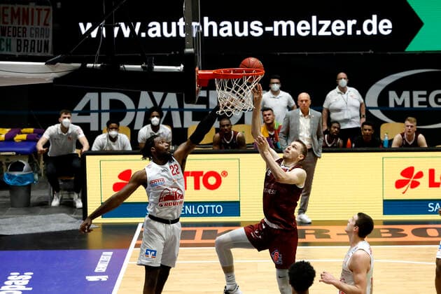 30 04 2021, easyCredit Basketball Bundesliga, BBL, season 2020 2021, men, Chemnitz Niners JobStairs Giessen 46ers Jonas Richter, Niners Chemnitz, Chad Brown, JobStairs Giessen 46ers Chemnitz Fair Chemnitz Saxony Germany