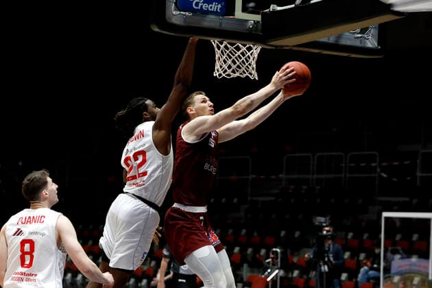 30 04 2021, easyCredit Basketball Bundesliga, BBL, season 2020 2021, men, Chemnitz Niners JobStairs Giessen 46ers Jonas Richter, Niners Chemnitz, Chad Brown, JobStairs Giessen 46ers Chemnitz Fair Chemnitz Saxony Germany