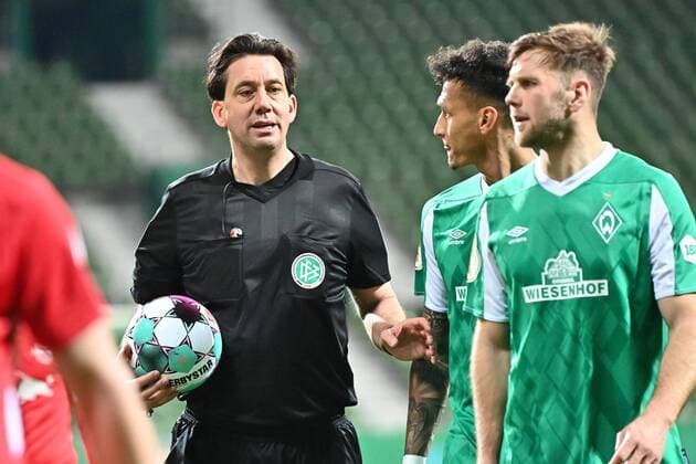 GER, DFB Pokal, semifinal, SV Werder Bremen vs RB Leipzig 30 04 2021, wohninvest Weserstadion, Bremen, GER, DFB Pokal, semifinal, SV Werder Bremen vs RB Leipzig in picture shows halftime referee Manuel Gräfe Graefeand Davie Selke SV Werder Bremen 09 and Niclas Füllkrug Fuellkrug Werder Bremen 11 nordphotoxGmbHx xKokenge nph00001
