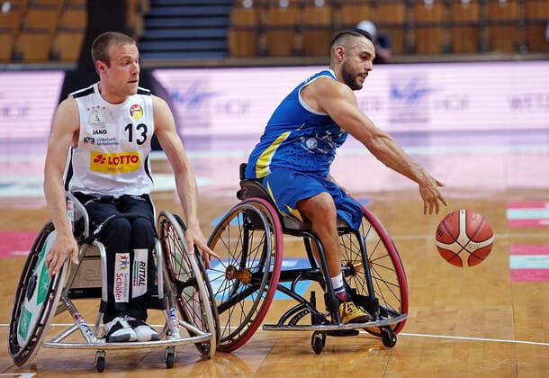 30 04 2021, xovx, Wheelchair Basketball Champions Cup 2021, RSV Lahn Dill BSR ACE Gran Canaria v l Thomas Böhme RSV Lahn Dill , Jorge Sanchez BSR ACE Gran Canaria Wetzlar Rittal Arena Hessen Germany DE
