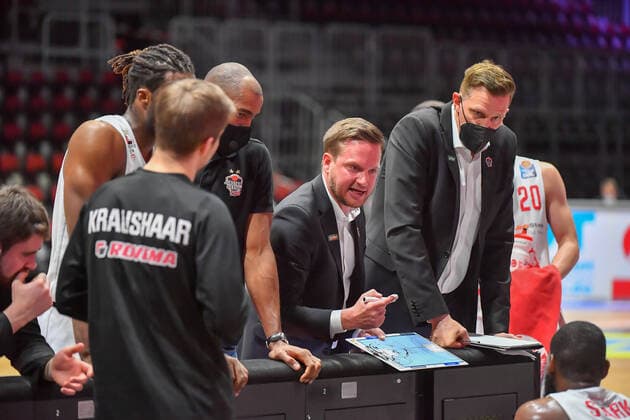 Chemnitz, Germany 30 April 2021 BBL 2020 2021 Niners Chemnitz vs Giessen 46ers Time out for Giessen 46ers with coach Rolf Scholz Giessen Messe Chemnitz Saxony Copyright: xFotostandx xDostmannx