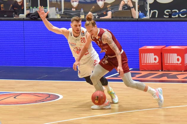 Chemnitz, Germany 30 April 2021 BBL 2020 2021 Niners Chemnitz vs Giessen 46ers v li in duel Ferdinand Zylka Giessen and Malte Ziegenhagen Chemnitz Fair Chemnitz Saxony Copyright: xFotostandx xDostmannx