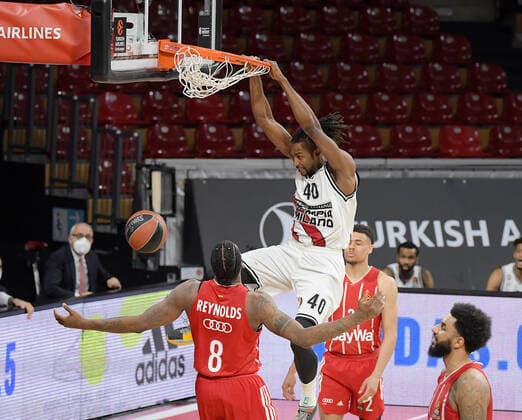 30 04 2021, xemx, Basketball Turkish Airlines Euroleague Game 4, FC Bayern Muenchen Basketball AX Armani Exchange Milan emspor, v l Jeremy Evans AX Armani Exchange Milan dunking Jalen Reynolds FC Bayern Basketball , Wade Baldwin FC Bayern Basketball , Dennis Jerome Seeley FC Bayern Basketball looking to Muenchen