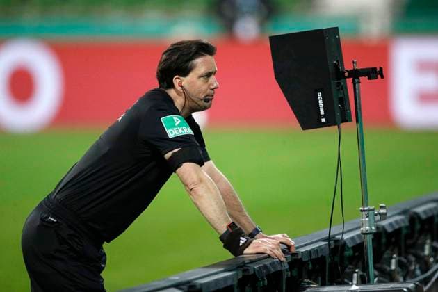 30 04 2021, wohninvest WESERSTADION, Bremen, GER, DFB POKAL, Round of 16, SV Werder Bremen vs RB Leipzig, in picture Referee Manuel Graefe watches the penalty area foul on the monitor Subsequently, he does not show a penalty Important notice The DFB prohibits the use of sequence pictures on the Internet and in online media during the match including half-time blackout period The DFB permits the publication and further use of the pictures on mobile devices, in particular MMS and via DVB H and DMB, only after the end of the match SV Werder Bremen vs RB Leipzig
