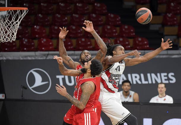 30 04 2021, xemx, Basketball Turkish Airlines Euroleague Game 4, FC Bayern Muenchen Basketball AX Armani Exchange Milan emspor, v l Jalen Reynolds FC Bayern Basketball , Dennis Jerome Seeley FC Bayern Basketball , Jeremy Evans AX Armani Exchange Milan duel, duel, fight, tackle Muenchen