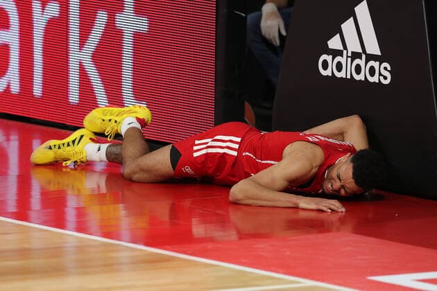 Wade Baldwin IV Muenchen is down injured GER, FC Bayern Basketball Armani Olimpia Milan, basketball, EuroLeague quarterfinals game 4, 2020 2021 season, 30 04 2021, GER, FC Bayern Basketball Armani Olimpia Milan, basketball, EuroLeague quarterfinals game 4, 2020 2021 season, 30 04 2021, Muenchen Copyright: xEIBNER MarcelxEngelbrechtx EP_EER