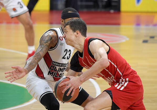 30 04 2021, xemx, basketball Turkish Airlines Euroleague game 4, FC Bayern Muenchen basketball AX Armani Exchange Milan emspor, v l Malcolm Delaney AX Armani Exchange Milan , Vladimir Lucic FC Bayern Basketball duel, duel, fight, tackle Muenchen