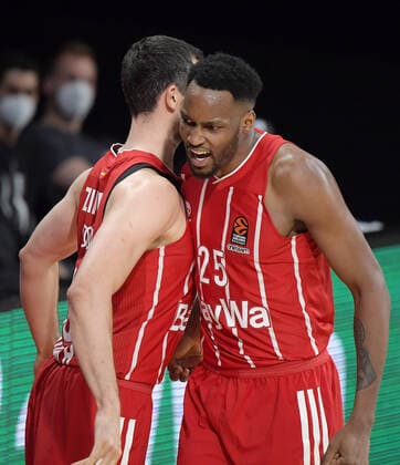 30 04 2021, xemx, basketball Turkish Airlines Euroleague Game 4, FC Bayern Muenchen basketball AX Armani Exchange Milan emspor, v l Paul Zipser FC Bayern basketball cheers with Ja Juan Johnson FC Bayern basketball after dunking Muenchen