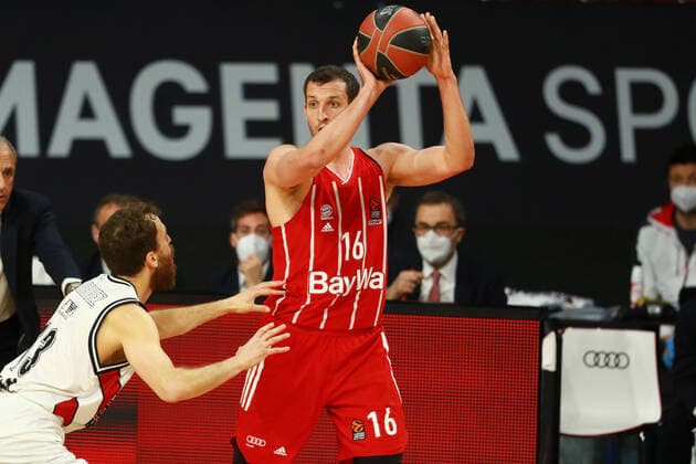 16 Paul Zipser FCBB red, vs 13 Sergio Rodriguez Olimpia Milano basketball, EuroLeague, playoff, FC Bayern Munich vs Olimpia Milano at Audi Dome on 30 04 2021, game 4, PHOTO Mladen Lackovic LakoPress