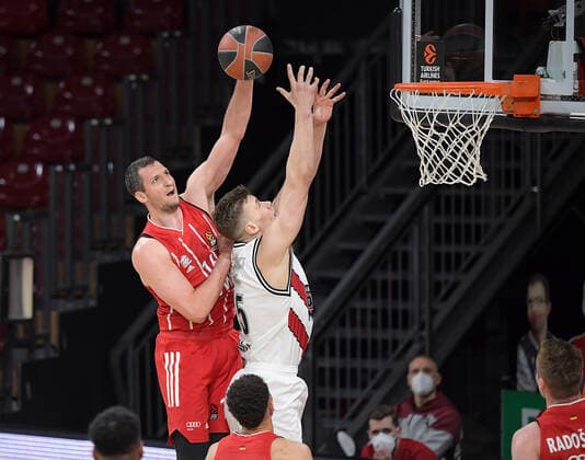 30 04 2021, xemx, basketball Turkish Airlines Euroleague game 4, FC Bayern Muenchen basketball AX Armani Exchange Milan emspor, v l Paul Zipser FC Bayern Basketball , Kaleb Tarczewski AX Armani Exchange Milan Zweikampf, duel, fight, tackle Muenchen