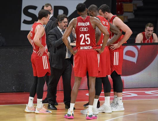 30 04 2021, xemx, Basketball Turkish Airlines Euroleague Game 4, FC Bayern Muenchen Basketball AX Armani Exchange Milan emspor, v l Head Coach Andrea Trinchieri FC Bayern Basketball gives instructions, gestures with arms, gesticulate, gives instructions to Team Muenchen