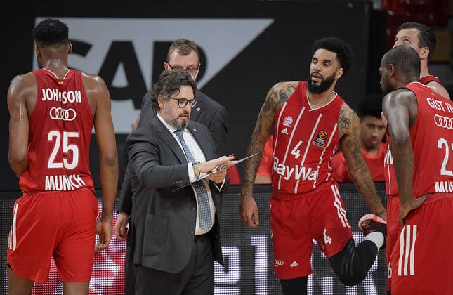 30 04 2021, xemx, Basketball Turkish Airlines Euroleague Game 4, FC Bayern Muenchen Basketball AX Armani Exchange Milan emspor, v l Head Coach Andrea Trinchieri FC Bayern Basketball gives instructions, gestures with arms, gesticulate, gives instructions to Team Muenchen