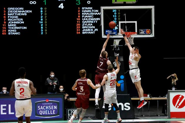 30 04 2021, easyCredit Basketball Bundesliga, BBL, 2020 2021 season, mens, Chemnitz Niners JobStairs Giessen 46ers Jonas Richter, Niners Chemnitz, Scottie James Jr , JobStairs Giessen 46ers Chemnitz Fair Chemnitz Saxony Germany