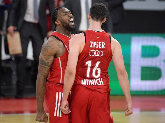 30 04 2021, xemx, basketball Turkish Airlines Euroleague game 4, FC Bayern Muenchen basketball AX Armani Exchange Milan emspor, v l Jalen Reynolds FC Bayern basketball , Paul Zipser FC Bayern basketball cheers after dunking Muenchen