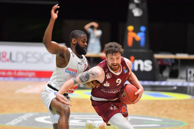 Chemnitz, Germany 30 April 2021 BBL 2020 2021 Niners Chemnitz vs Giessen 46ers v li in duel Jonathan Stark Giessen and Dominique Johnson Chemnitz Chemnitz Fair Chemnitz Saxony Copyright: xFotostandx xDostmannx