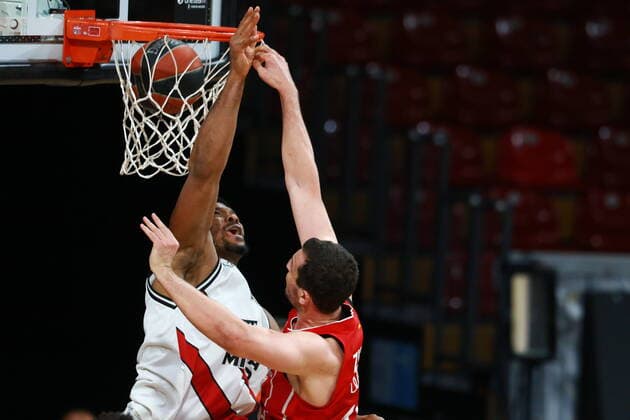 16 Paul Zipser FCBB red, hits by dunk, dunking, against 2 Zach LeDay Olimpia Milano Basketball, EuroLeague, Playoff, FC Bayern München vs Olimpia Milano at Audi Dome on 30 04 2021, Game 4, PHOTO Mladen Lackovic LakoPress