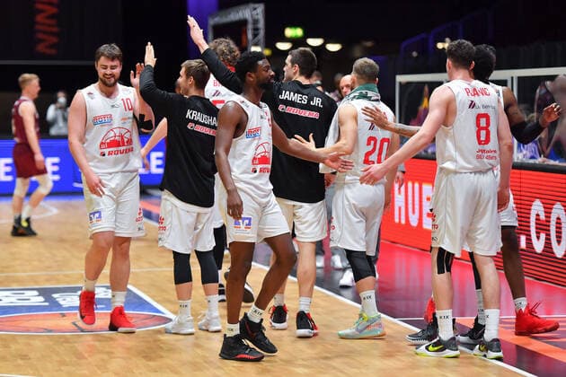 Chemnitz, Germany 30 April 2021 BBL 2020 2021 Niners Chemnitz vs Giessen 46ers Cheers of the players of Giessen 46ers after the final whistle Messe Chemnitz Sachsen Copyright: xFotostandx xDostmannx