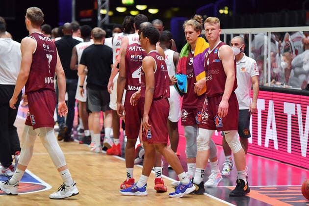 Chemnitz, Germany 30 April 2021 BBL 2020 2021 Niners Chemnitz vs Giessen 46ers disappointment disappointment among the players of Niners Chemnitz with Luis Figge Chemnitz 1 v r Fair Chemnitz Saxony Copyright: xFotostandx xDostmannx