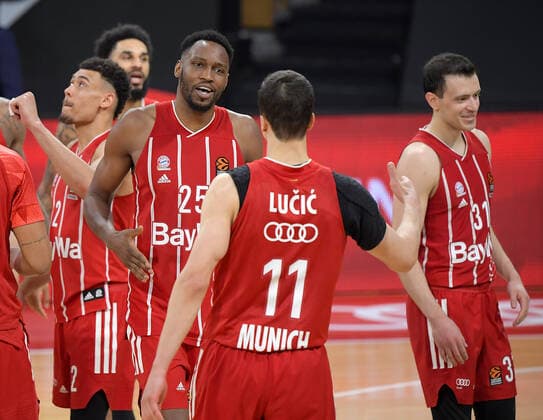 30 04 2021, xemx, basketball Turkish Airlines Euroleague game 4, FC Bayern Muenchen basketball AX Armani Exchange Milan emspor, v l team, players, cheer at the end of the match, celebrate at the end of the match Muenchen