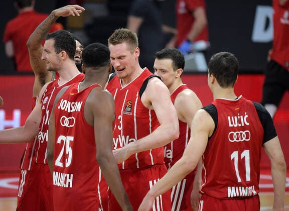 30 04 2021, xemx, basketball Turkish Airlines Euroleague game 4, FC Bayern Muenchen basketball AX Armani Exchange Milan emspor, v l team, players, cheer at the end of the match, celebrate at the end of the match Muenchen