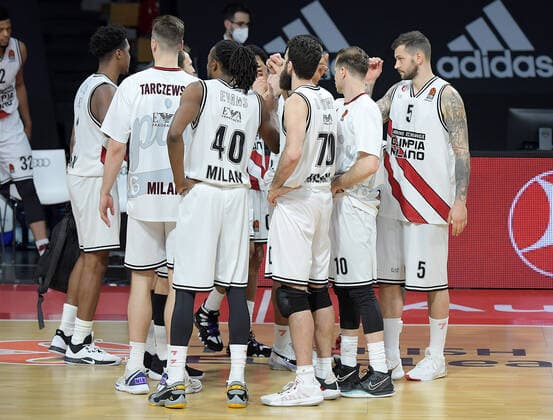 30 04 2021, xemx, basketball Turkish Airlines Euroleague game 4, FC Bayern Muenchen basketball AX Armani Exchange Milan emspor, v l team, players, disappointed, disappointed looking at the end of the game, dissapointed at the end of the match Muenchen