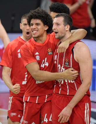 30 04 2021, xemx, basketball Turkish Airlines Euroleague game 4, FC Bayern Muenchen basketball AX Armani Exchange Milan emspor, v l team, players, cheer at the end of the match, celebrate at the end of the match Muenchen